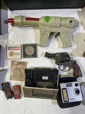 Lot 21 - ASSORTED COLLECTABLES INC CLOCK / SCULPTURES.