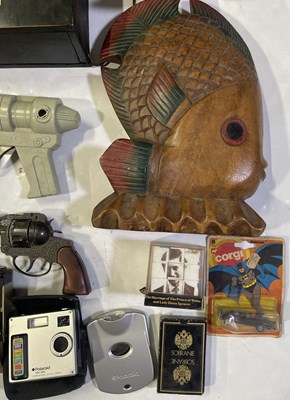 Lot 21 - ASSORTED COLLECTABLES INC CLOCK / SCULPTURES.
