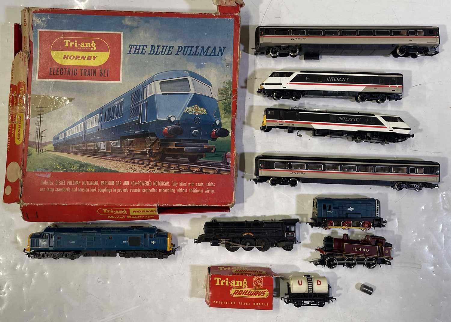 Lot 33 - TRI - ANG TRAINS.