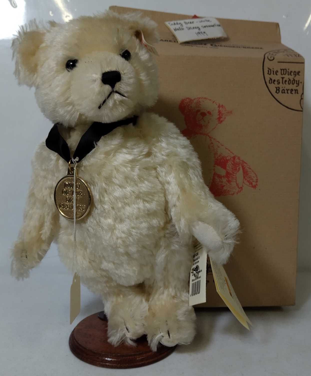 Lot 243 - Steiff Teddybar 32 Mit Stimme Walt Disney 1999 White 32