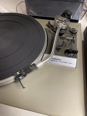 Lot 30 - HIFI EQUIPMENT INC TECHNICS TURNTABLES.