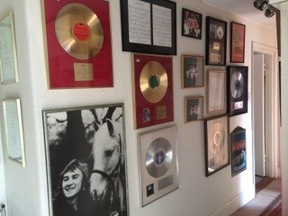 Lot 328 - THE PETE SINFIELD COLLECTION - KING CRIMSON - IN THE COURT OF ORIGINAL JAPANESE GOLD DISC AWARD.