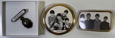 Lot 132 - THE BEATLES - MEMORABILIA INC PENDANTS / COMPACTS ETC.