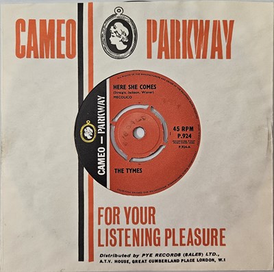 Lot 50 - THE TYMES - HERE SHE COMES/ MALIBU 7" (UK ORIGINAL - CAMEO-PARKWAY - P.924)