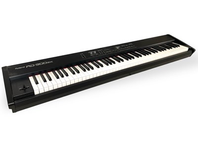Lot 46 - ROLAND RD-300SX KEYBOARD.