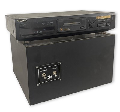 Lot 18 - VPI HW16.5 RECORD CLEANING MACHINE & SONY MINIDISC PLAYER.