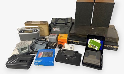 Lot 22 - MUSIC & PHOTOGRAPHY EQUIPMENT.