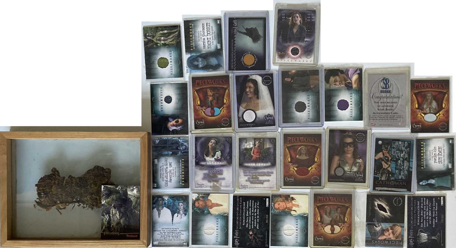 Lot 60 - PIECEWORKS COLLECTABLE PROP CARDS BY INKWORKS - LOTR FRAMED DISPLAY.
