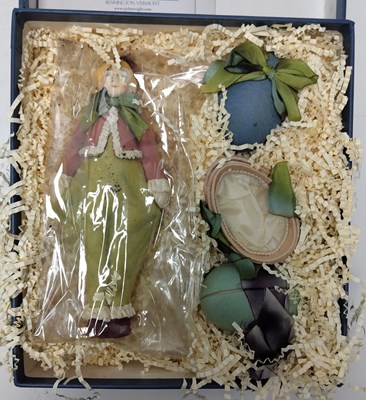 Lot 38 - R. JOHN WRIGHT BOITE DE CLOWN AND EGG BOXES ONE-OF-A-KIND FELT DOLL