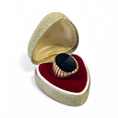Lot 8 - 9CT GOLD BLACK ONYX SIGNET RING