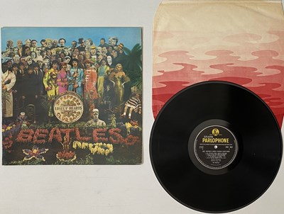 Lot 342 - THE BEATLES - SGT. PEPPER'S LONELY HEARTS CLUB BAND LP (ORIGINAL UK FOURTH PROOF WIDE SPINE - PMC 7027)