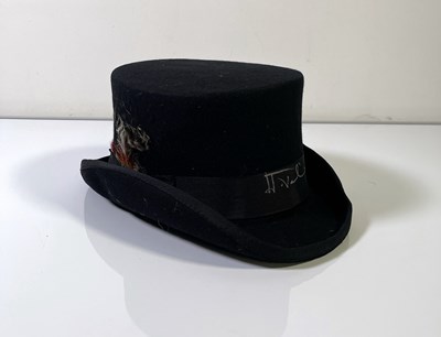 Lot 308 - THE GREATEST SHOWMAN (2017) - HAT SIGNED BY HUGH JACKMAN.