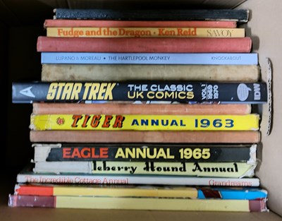 Lot 298 - LARGE COLLECTION OF SCI-FI AND MIXED BOOKS