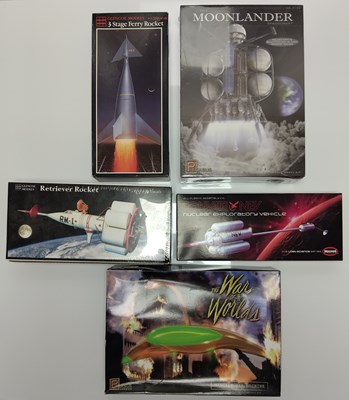 Lot 365 - SPACESHIP MODEL KITS INC WAR OF THE WORLDS/