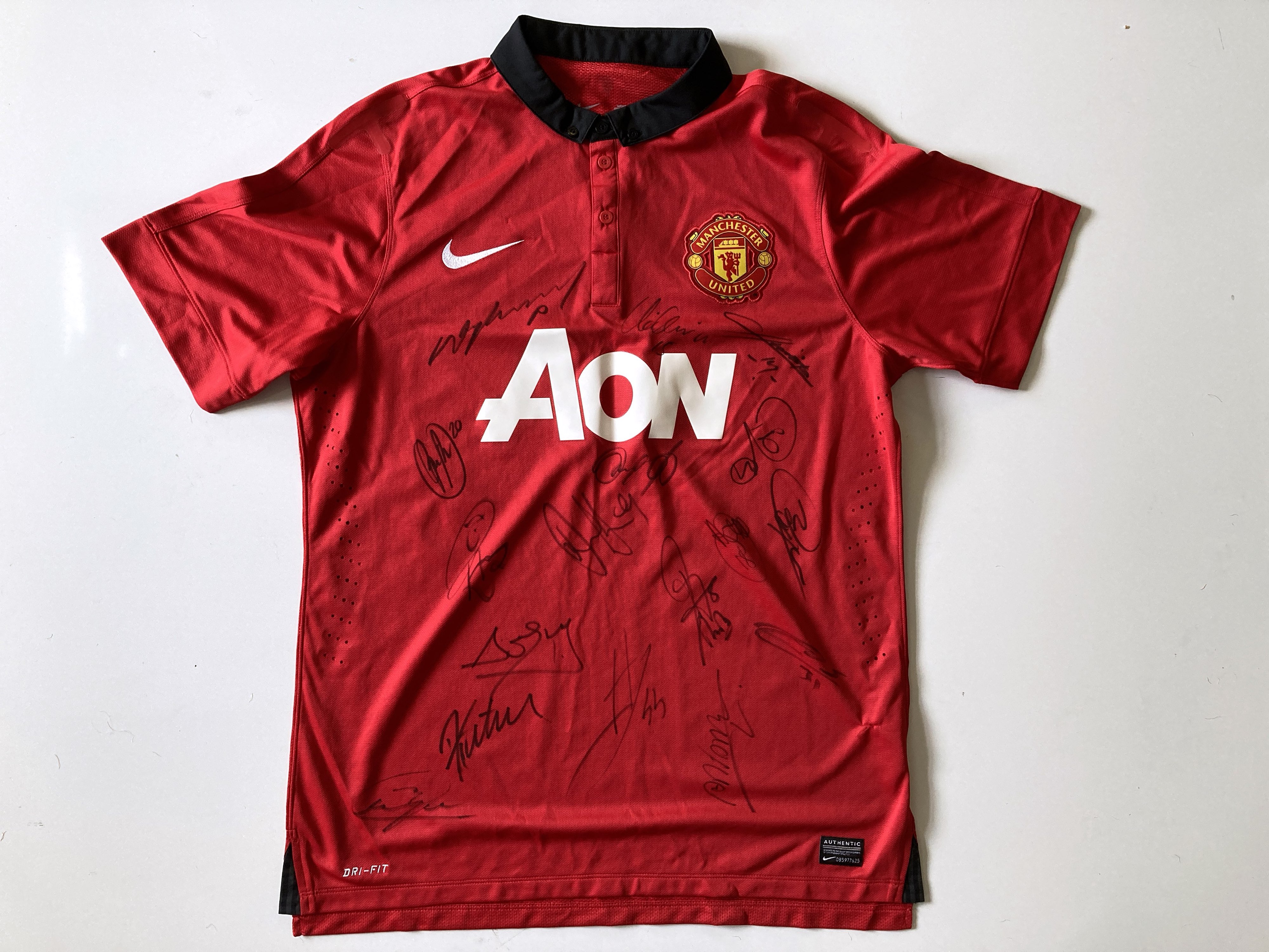 Lot 182 - MANCHESTER UNITED MEMORABILIA - SIGNED