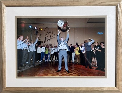 Lot 183 - MANCHESTER UNITED MEMORABILIA - FRAMED AND SIGNED ITEMS.