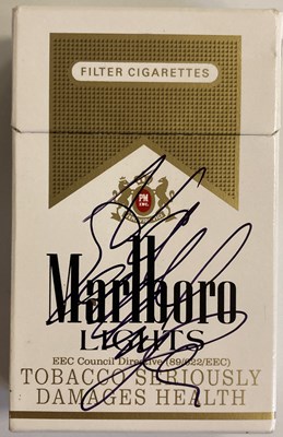 Lot 409 - CIGARETTE PACKET SIGNED BY NOEL GALLAGHER