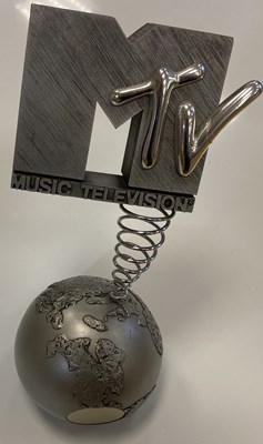 Lot 558 - RED HOT CHILI PEPPERS CHAD SMITH SIGNED MTV EUROPE AWARD