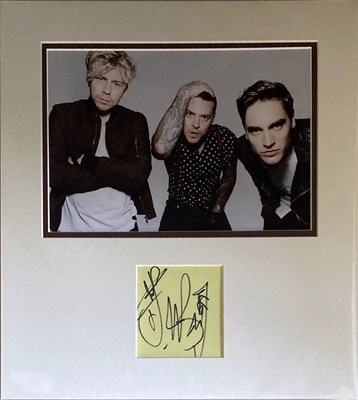 Lot 321 - CONTEMPORARY POP STARS SIGNED.